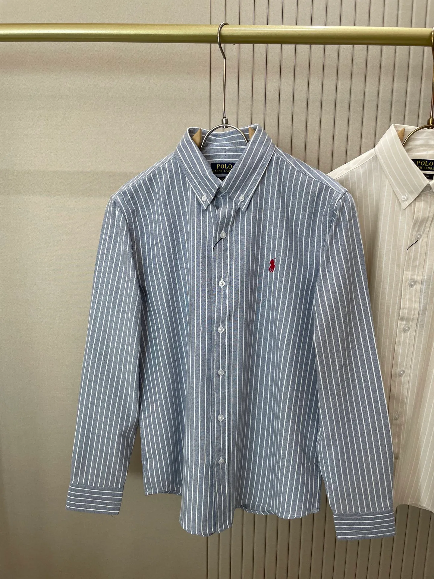 P220 🌸🌸🌸 POLO Ralph Lauren [High Quality] Classic shirt! The classic casual shirt made of pure cotton Oxford cloth has a unique design. It has a simple, clean and classic silhouette design. It is a versatile style that can be switched at will. The fabric feels soft and delicate, highly breathable, and is close to the skin and comfortable to wear. It can be worn alone as an inner layer. Its versatile performance is beyond your imagination! The upper body of the ready-to-wear is simple and classic yet elegant! Size:M-XXL